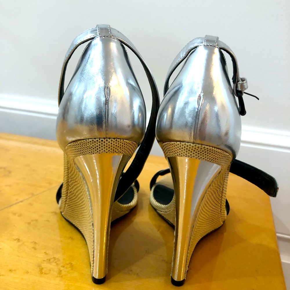 Selling new bottega veneta shoes, never been warn, striking, original sexy.